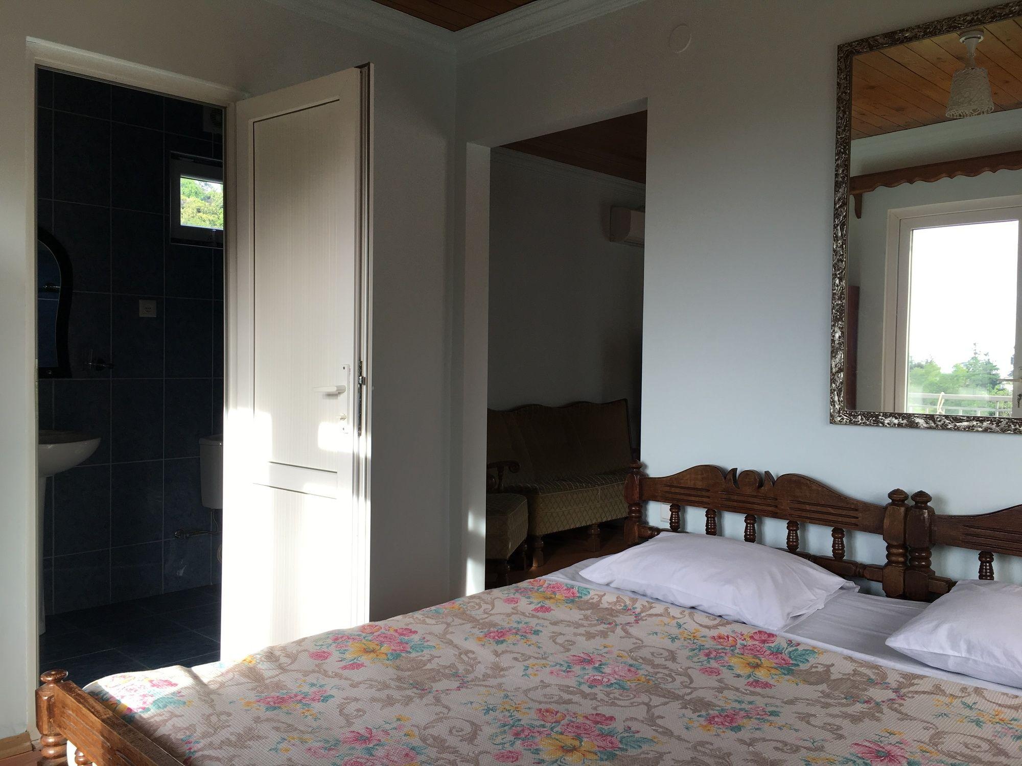 White Guest House Batumi Eksteriør bilde
