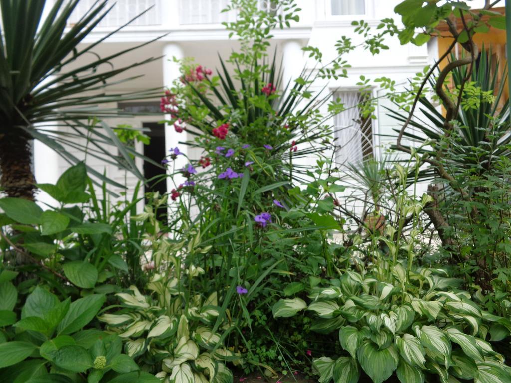 White Guest House Batumi Eksteriør bilde