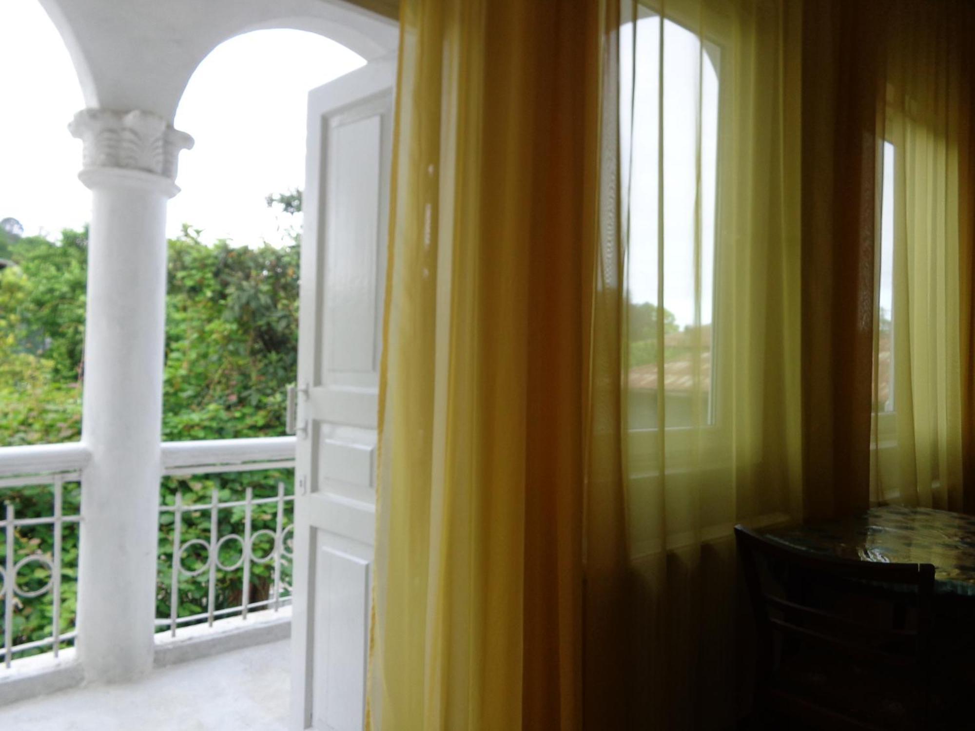 White Guest House Batumi Rom bilde