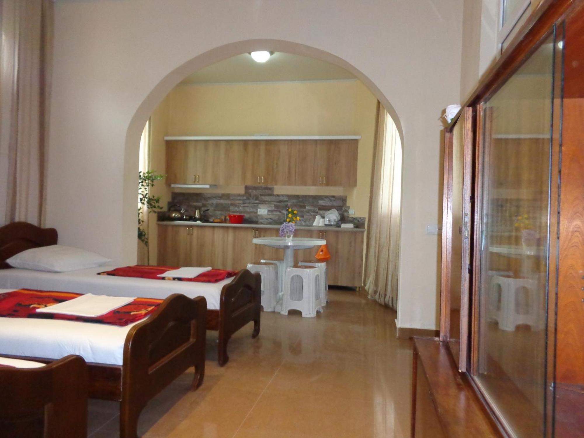 White Guest House Batumi Rom bilde