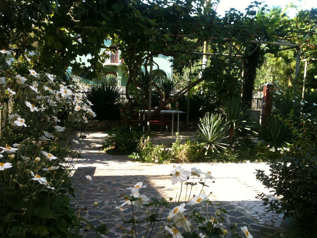 White Guest House Batumi Eksteriør bilde
