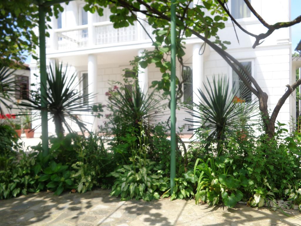White Guest House Batumi Eksteriør bilde