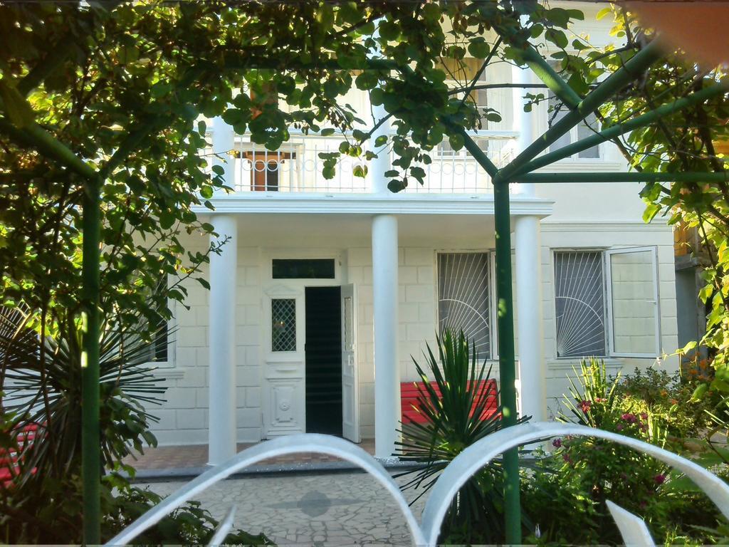 White Guest House Batumi Eksteriør bilde